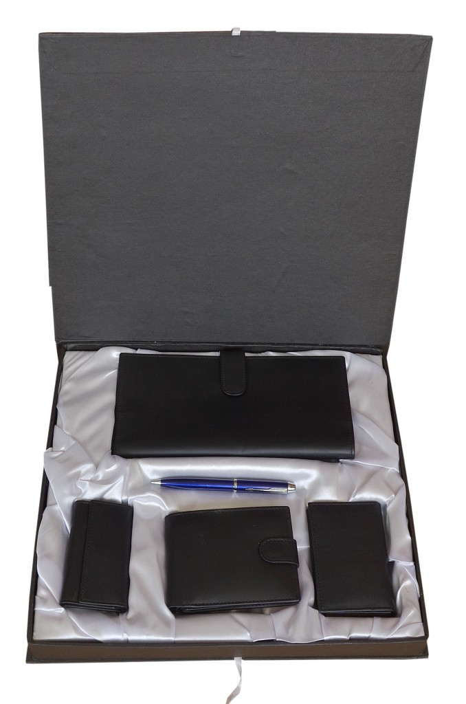 BIFOLD WALLET, PASSPORT WALLET, CARD HOLDER, KEYCHAIN & FANCY PEN To USA From Pakistan Cakes